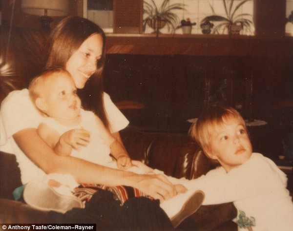 Revealing a series of childhood photos of Angelina Jolie with her mother 2