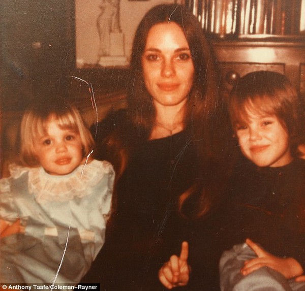 Revealing a series of childhood photos of Angelina Jolie with her mother 3