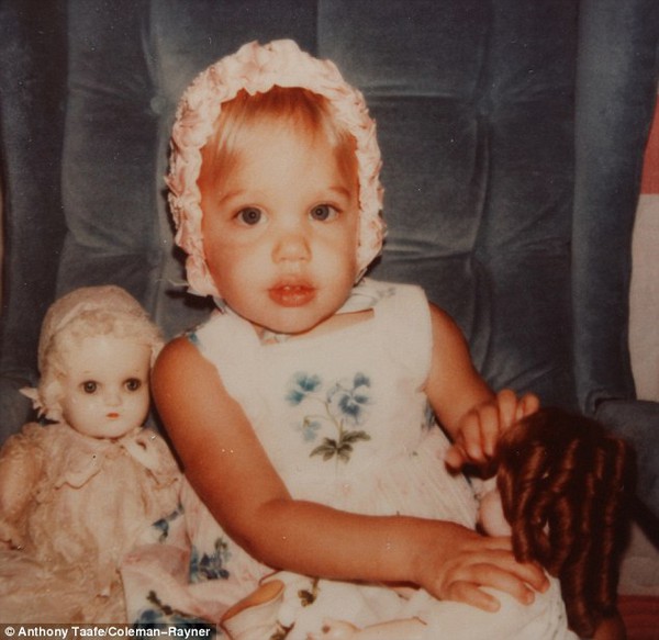 Revealing a series of childhood photos of Angelina Jolie with her mother 5