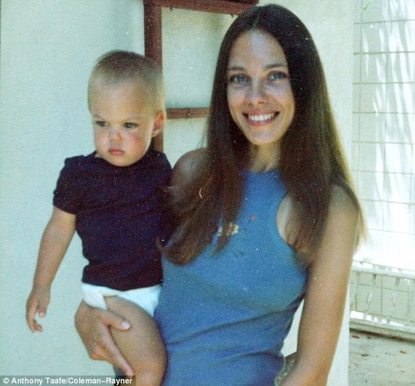 Revealing a series of childhood photos of Angelina Jolie with her mother 6