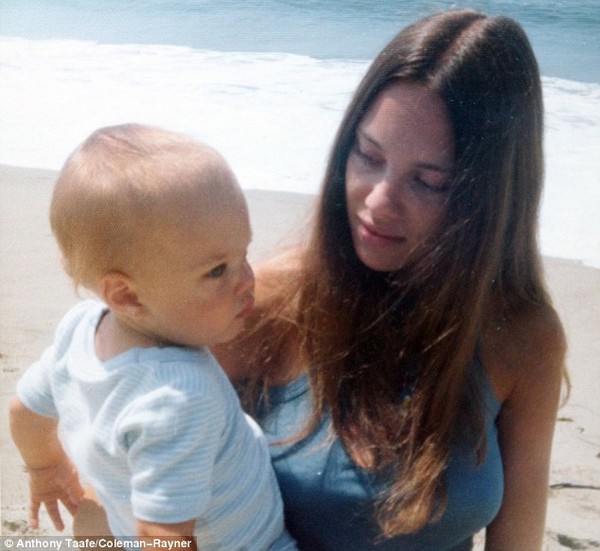 Revealing a series of childhood photos of Angelina Jolie with her mother 7
