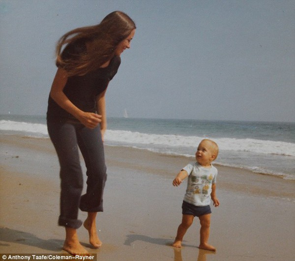 Revealing a series of childhood photos of Angelina Jolie with her mother 8