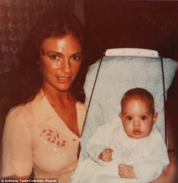 Revealing a series of childhood photos of Angelina Jolie with her mother 9