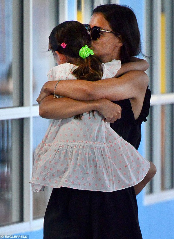 Suri Cruise ôm mẹ Katie Holmes thắm thiết trên phố 2