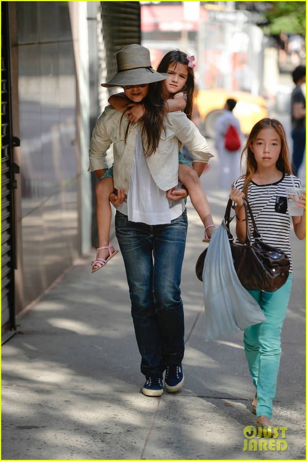 Suri Cruise ôm mẹ Katie Holmes thắm thiết trên phố 5