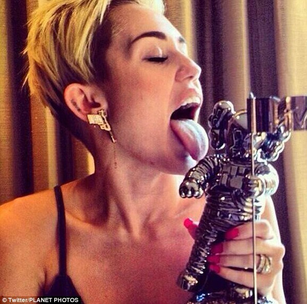 Miley Cyrus bị soi v&igrave; mặc quần qu&aacute; ngắn 6