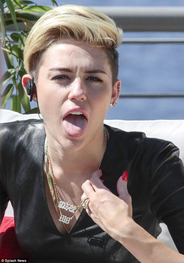 Miley Cyrus l&egrave; lưỡi kh&oacute; chịu v&igrave; mặc v&aacute;y da giữa trời n&oacute;ng 4