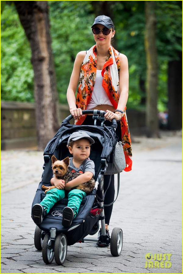 Con trai Miranda Kerr ôm cún con siêu dễ thương 9