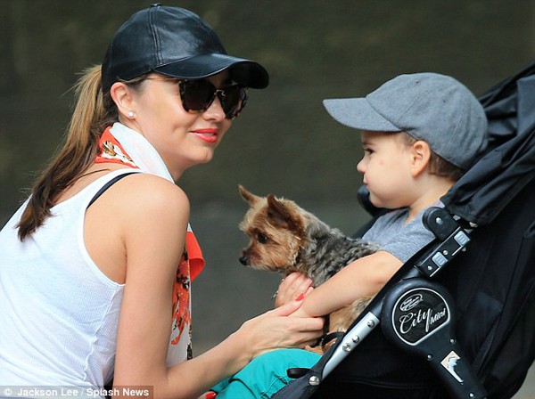 Con trai Miranda Kerr ôm cún con siêu dễ thương 3