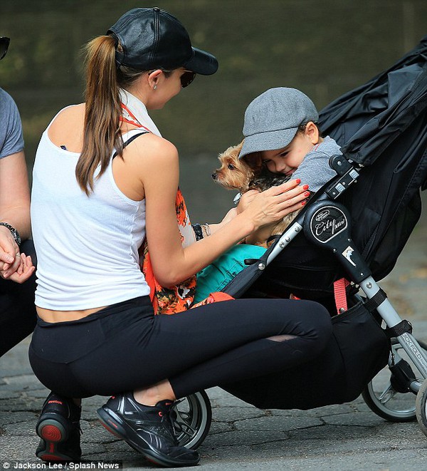 Con trai Miranda Kerr ôm cún con siêu dễ thương 6