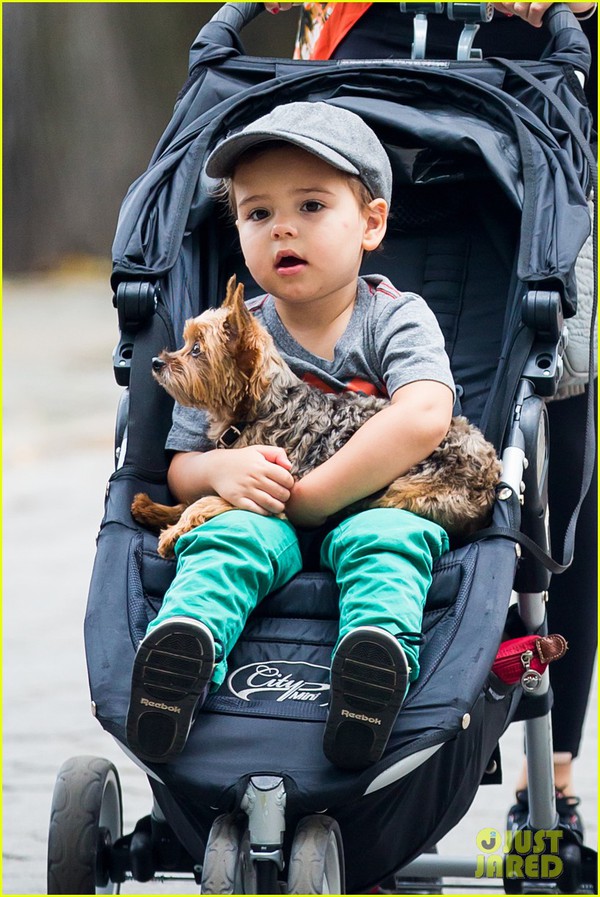 Con trai Miranda Kerr ôm cún con siêu dễ thương 8