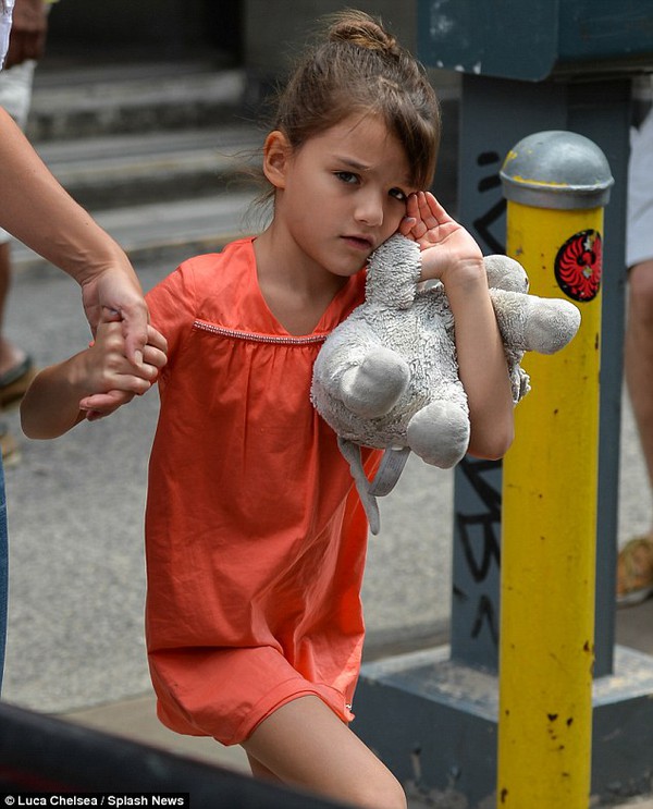 Suri Cruise cau có vì bị paparazzi bao vây 2