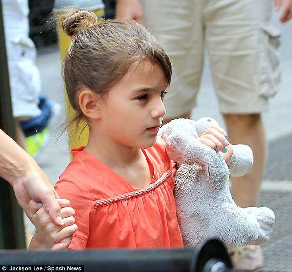 Suri Cruise cau có vì bị paparazzi bao vây 3