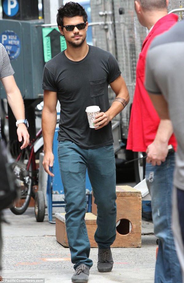 Taylor Lautner tình tứ ôm eo "bạn gái tin đồn" 6.