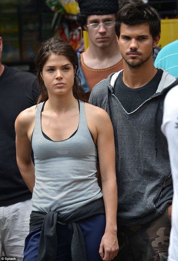 Taylor Lautner tình tứ ôm eo "bạn gái tin đồn" 1