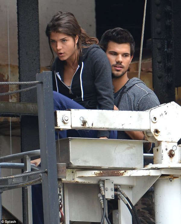 Taylor Lautner tình tứ ôm eo "bạn gái tin đồn" 5