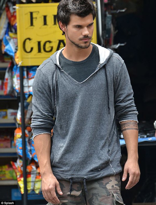 Taylor Lautner tình tứ ôm eo "bạn gái tin đồn" 4