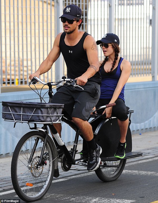 Taylor Lautner tình tứ ôm eo "bạn gái tin đồn" 7