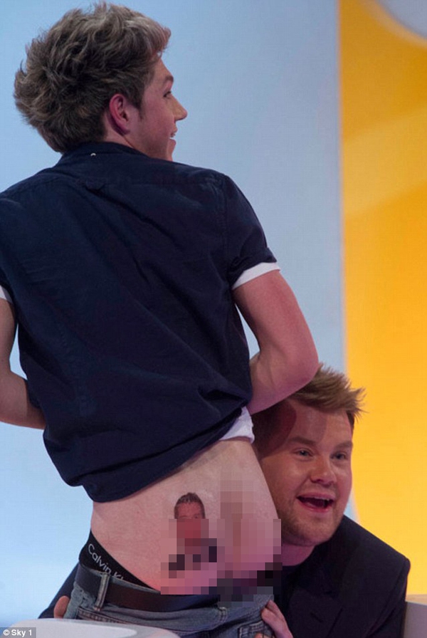 Niall (One Direction) vạch quần khoe hình xăm trên mông 1