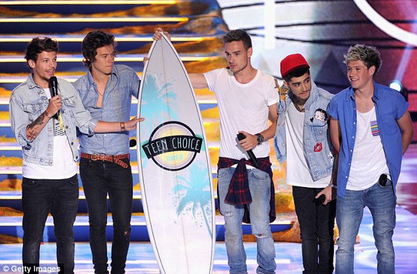 Niall (One Direction) vạch quần khoe h&igrave;nh xăm tr&ecirc;n m&ocirc;ng 6