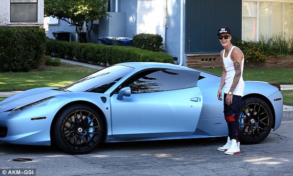 Justin Bieber hớn hở khoe siêu xe mới mua 1