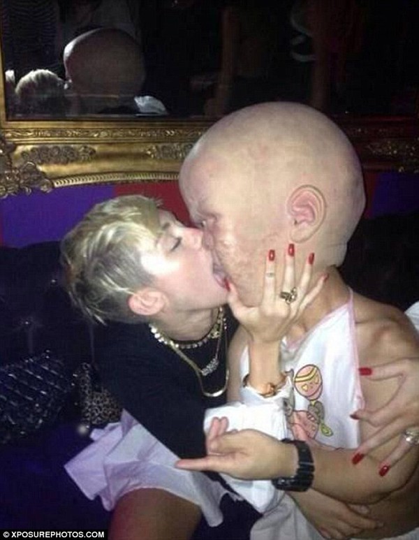 Miley Cyrus kh&oacute;a m&ocirc;i người đeo mặt nạ 1