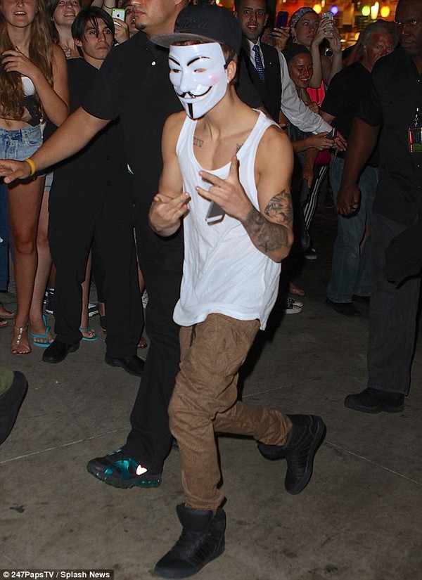 Justin Bieber lại đeo mặt nạ kỳ lạ ra đường 1