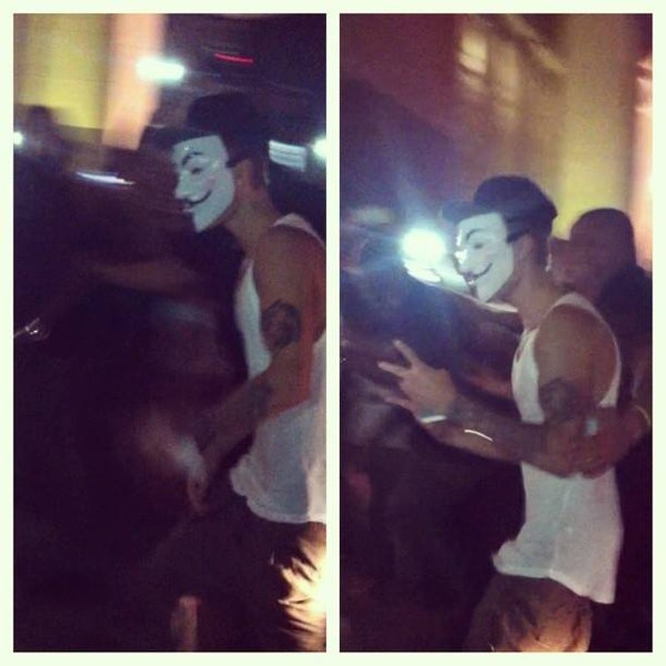 Justin Bieber lại đeo mặt nạ kỳ lạ ra đường 2