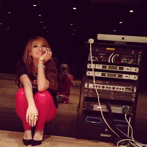 CL (2NE1) bị chỉ trích vì khoe ảnh hút thuốc 2