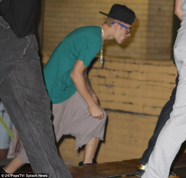 Justin Bieber xăm hình hoa hồng lên cánh tay 1