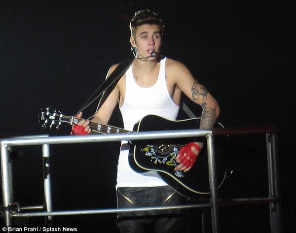 Justin Bieber xăm hình hoa hồng lên cánh tay 5