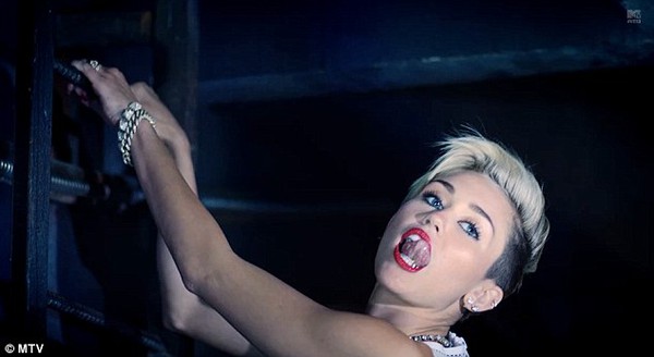 Miley Cyrus khoe ảnh hạnh phúc bên bố mẹ 5