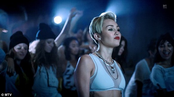 Miley Cyrus khoe ảnh hạnh phúc bên bố mẹ 6