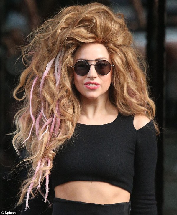 Lady Gaga đeo mũi lợn hôn môi fan nam đắm đuối 7