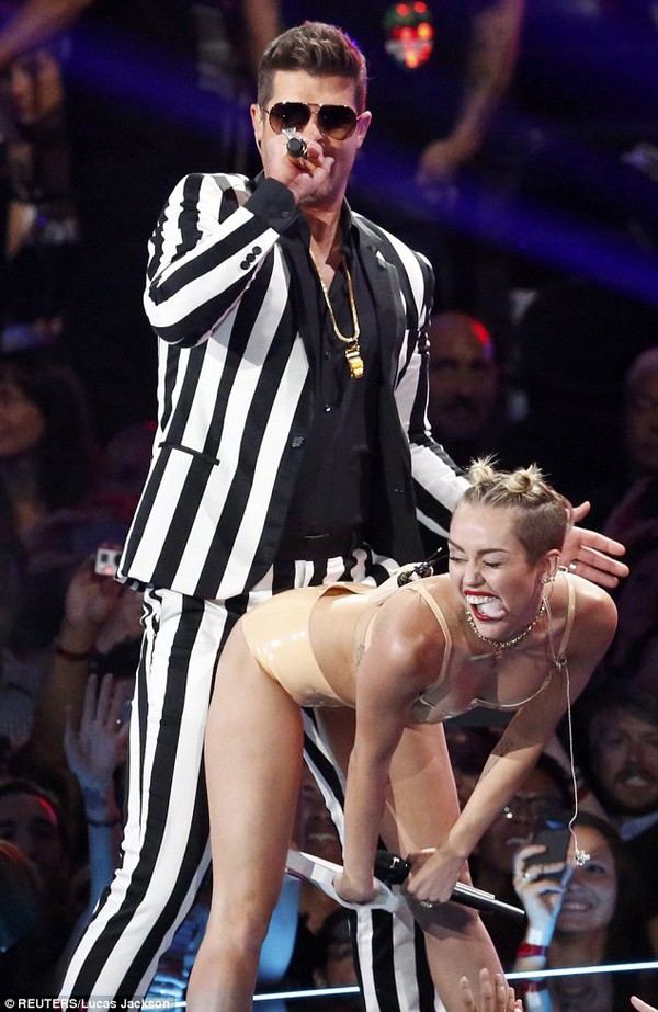 Miley Cyrus đăng ảnh khoe mông trần 2