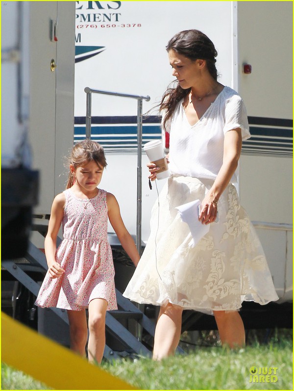Suri Cruise Nhăn Nhó Khóc Lóc Bám Váy Mẹ