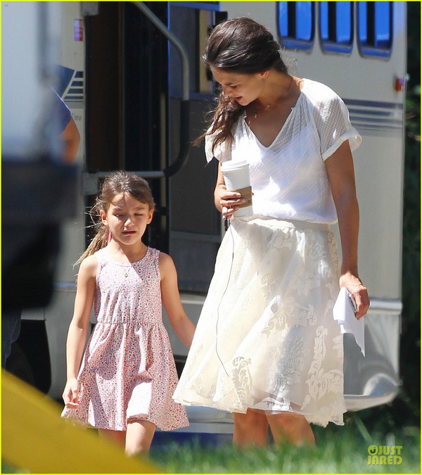 Suri Cruise Nhăn Nhó Khóc Lóc Bám Váy Mẹ
