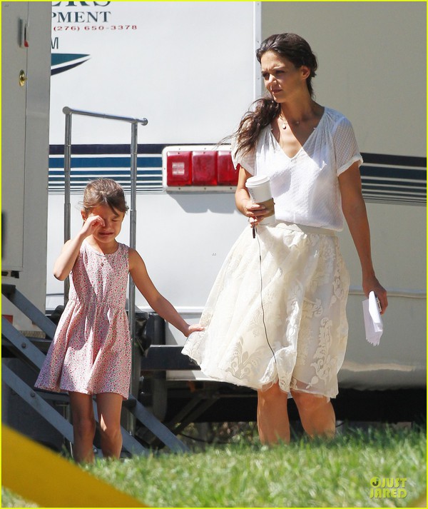 Suri Cruise Nhăn Nhó Khóc Lóc Bám Váy Mẹ