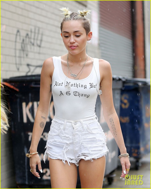 Miley Cyrus khoe ảnh liếm gấu bông khổng lồ 4