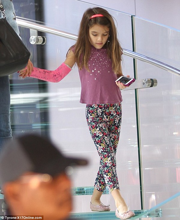 Bé Suri Cruise được mẹ tặng điện thoại iPhone 1