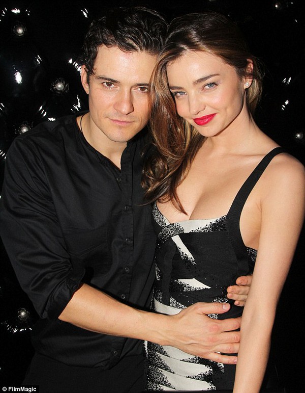 Vợ chồng Miranda Kerr - Orlando Bloom ôm nhau thắm thiết trước ống kính 1