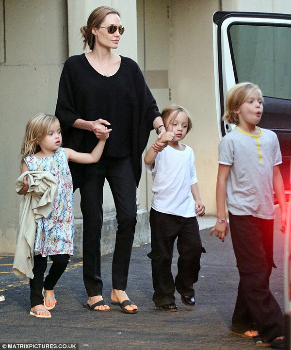 Angelina Jolie dắt các con đi chơi bowling 2