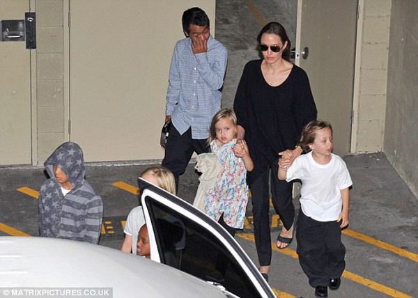 Angelina Jolie dắt các con đi chơi bowling 4