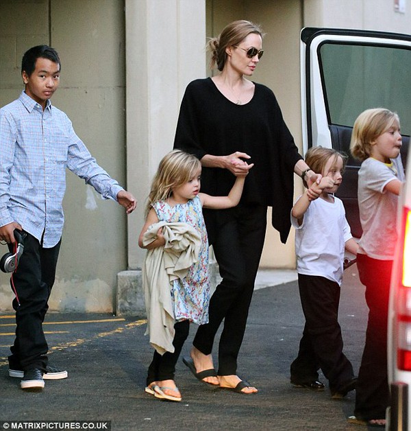 Angelina Jolie dắt các con đi chơi bowling 5
