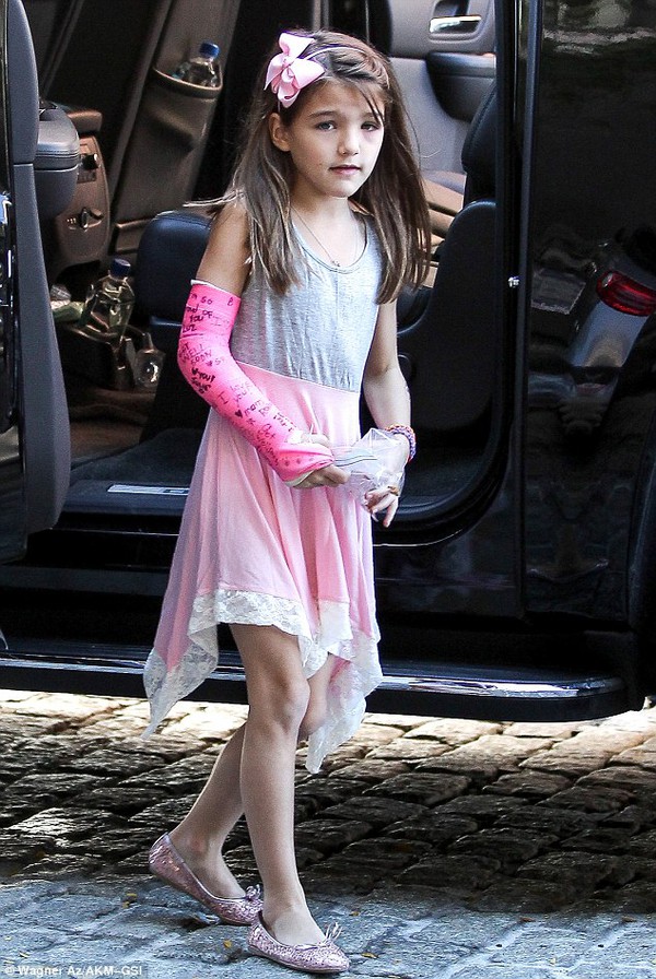 Bé Suri Cruise được mẹ tặng điện thoại iPhone 6