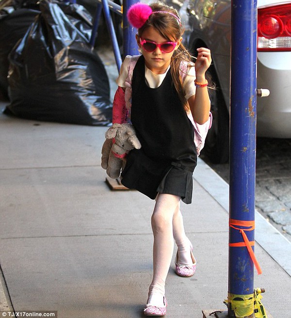 Bé Suri Cruise được mẹ tặng điện thoại iPhone 7