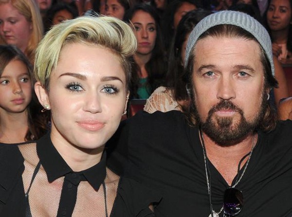 Miley Cyrus dính nghi án hẹn hò nhà sản xuất nhạc 11