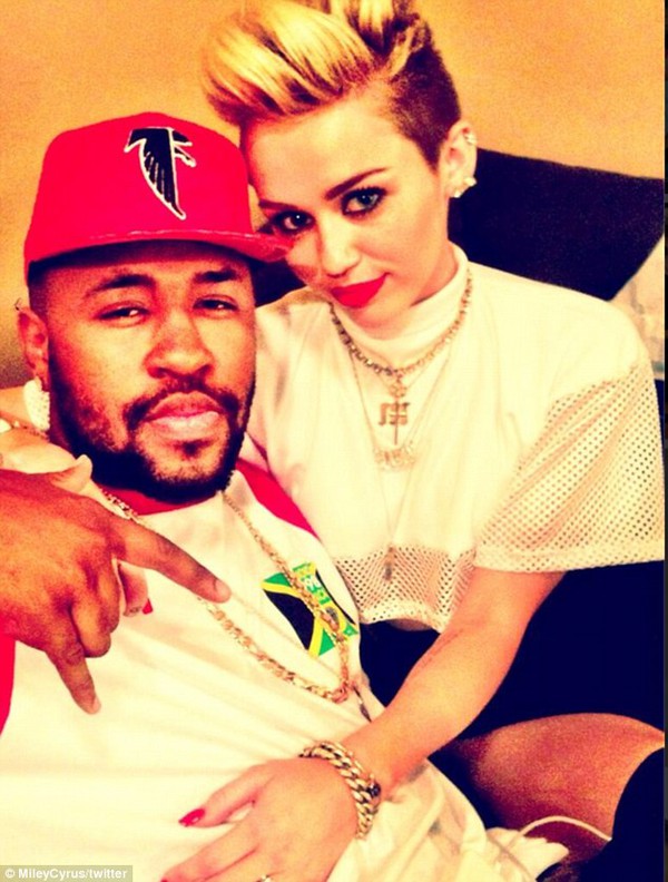 Miley Cyrus dính nghi án hẹn hò nhà sản xuất nhạc 1