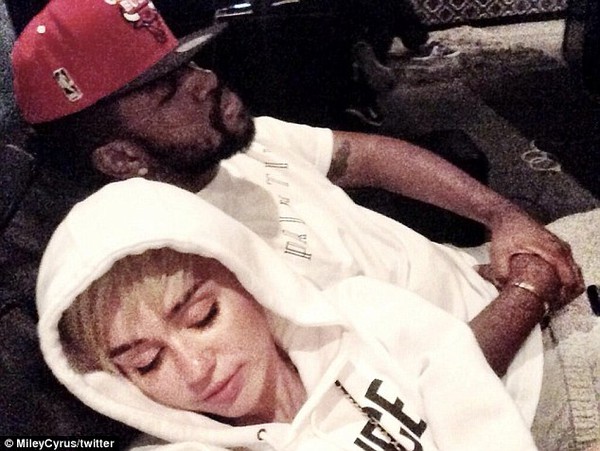 Miley Cyrus dính nghi án hẹn hò nhà sản xuất nhạc 5
