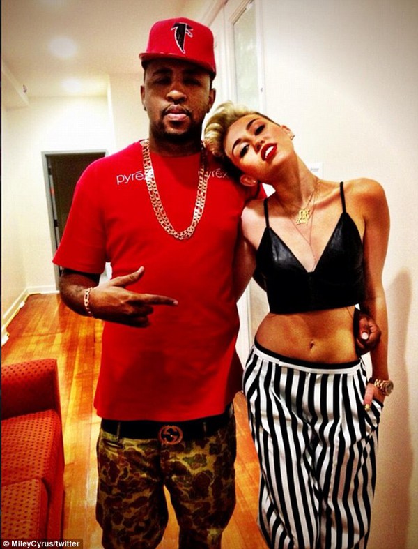 Miley Cyrus dính nghi án hẹn hò nhà sản xuất nhạc 4